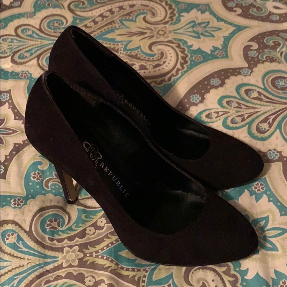 Black pumps